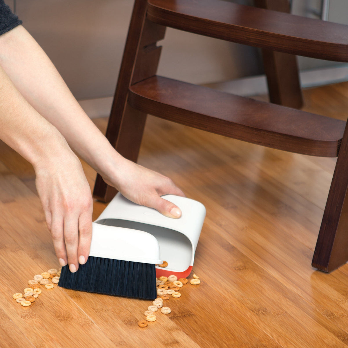compact-dustpan-and-brush-set-v5 1334280_6_compact_dustpan_brush_set.jpg