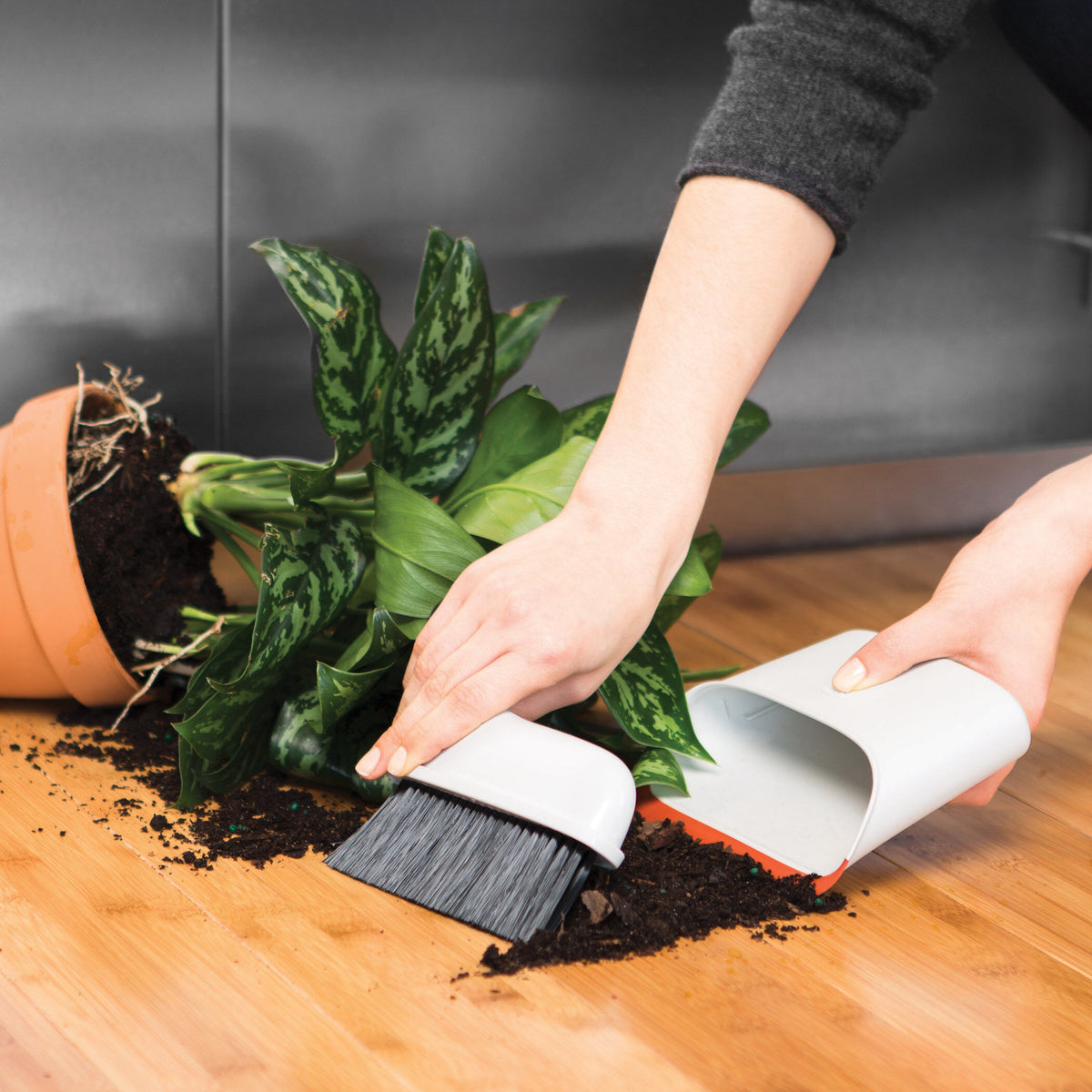 compact-dustpan-and-brush-set-v5 1334280_9_compact_dustpan_brush_set.jpg