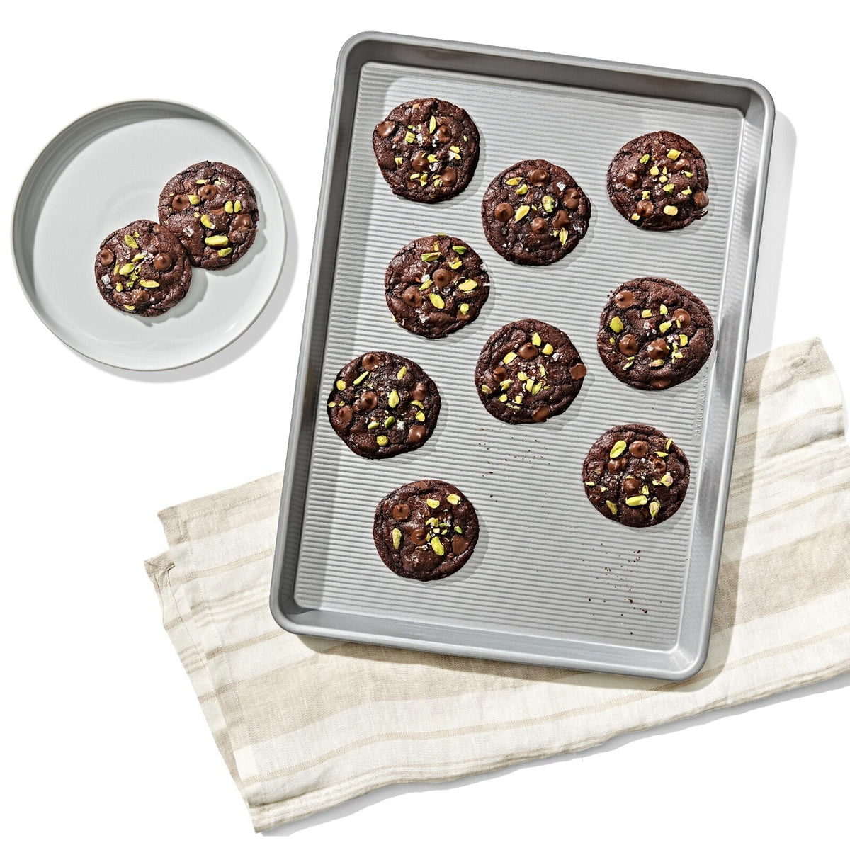 non-stick-pro-clear-coated-half-sheet-pan-v2 gg_11435300_half-sheet-pan_pdp_01.jpeg