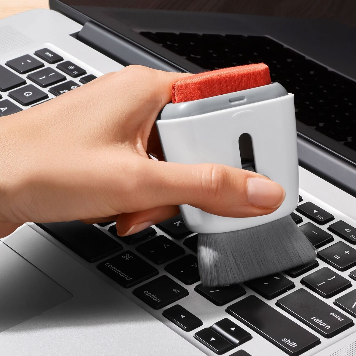 sweep-and-swipe-laptop-cleaner-m2 gg_12246100_9c.jpg
