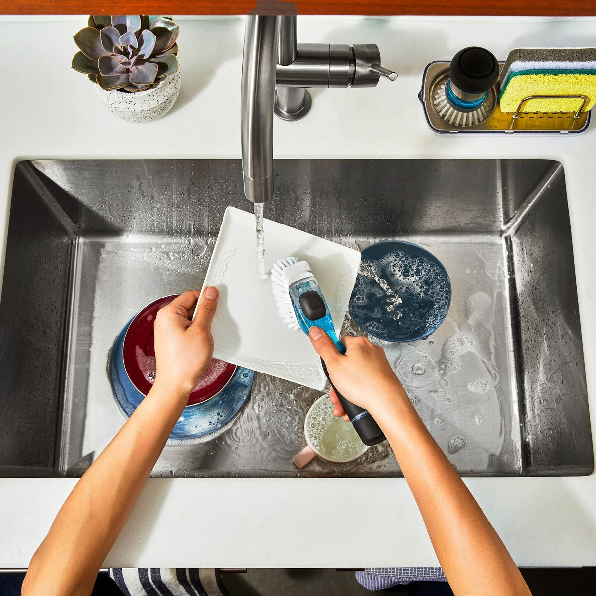 soap-dispensing-dish-brush-m8 gg_12361700_soapdispdishbrush_11_rgb.jpg