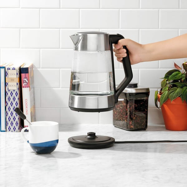 cordless-glass-electric-kettle-m9 lifestyle2.jpg