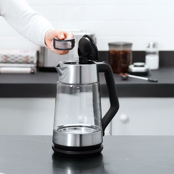 cordless-glass-electric-kettle-m9 lifestyle4.jpg