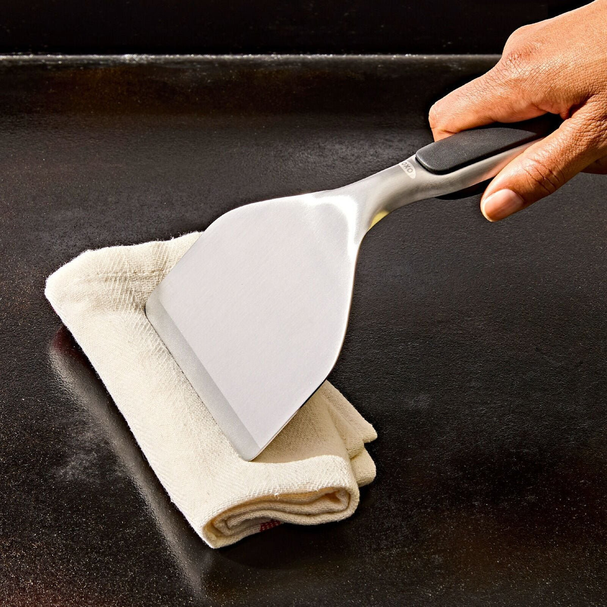 griddle-scraper-w4 oxo_griddle-scraper_pdp_04.jpeg