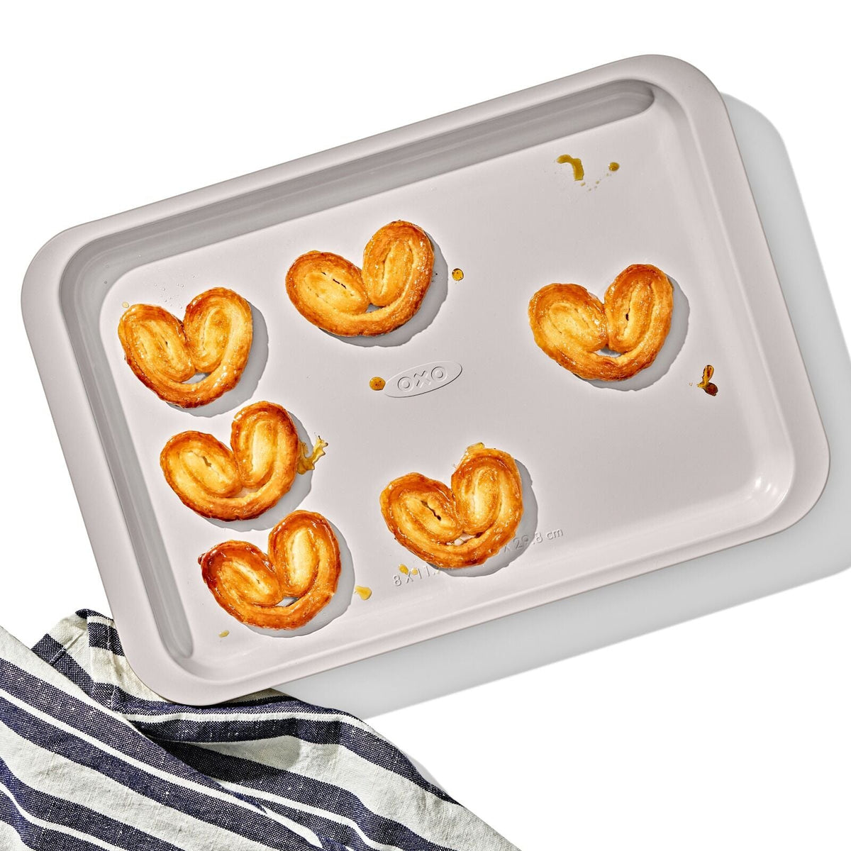 non-stick-pro-ceramic-coated-metal-bakeware-quarter-sheet-pan-y5 oxo_quarter-sheet-pan_pdp_01_1.jpg