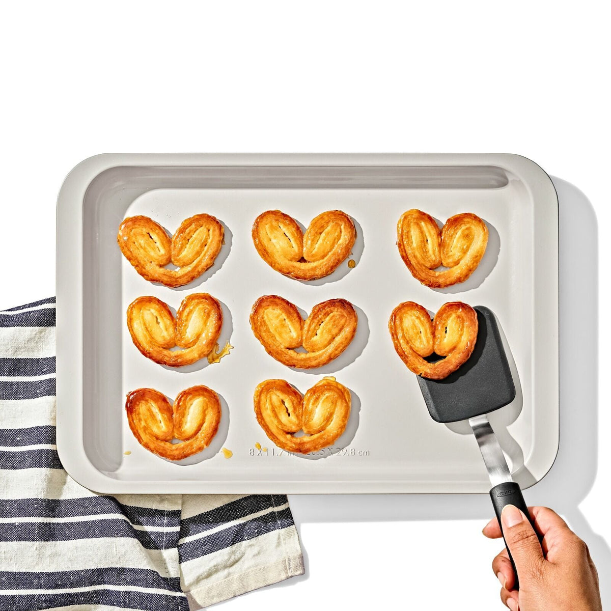 non-stick-pro-ceramic-coated-metal-bakeware-quarter-sheet-pan-y5 oxo_quarter-sheet-pan_pdp_03_1.jpg