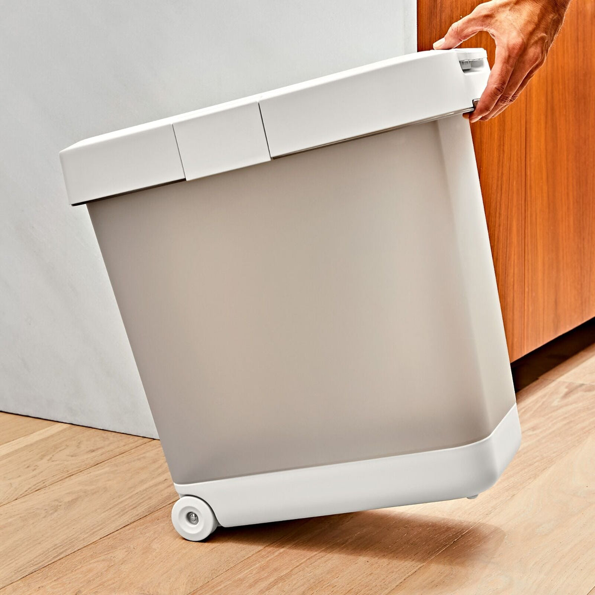 oxo-pet-airtight-food-container-with-scoop-large-a1 pet_7301500_airtight-food-container-large_pdp_05.jpeg