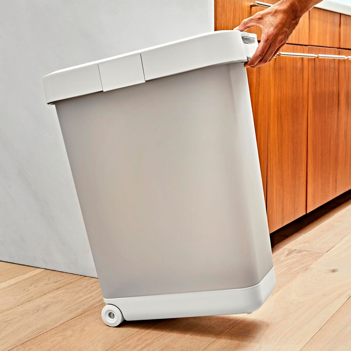 oxo-pet-airtight-food-container-with-scoop-extra-large-f0 pet_7301600_airtight-food-container-extra-large_pdp_05.jpeg