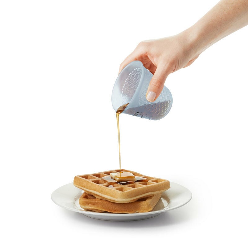 mini-squeeze-and-pour-silicone-measuring-cup-w0 t_63__1.jpg